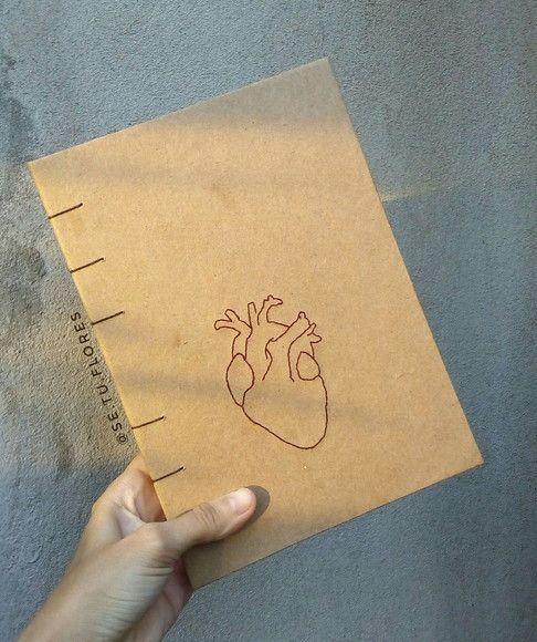 O Planner anual é uma ótima opção para começar 2019 de maneira organizada. Miolo em papel offset 90g/m² - dá pra usar canetinhas e marcadores!!! A capa é totalmente personalizável: tecido, Kraft bordado/ilustrado à mão (a arte você pode escolher dentre as que tenho ou posso desenvolver). ... Planner, Notebook, Supplies, Stationery Shop, Mantle, Tejido, Yearly, Sharpies, Art