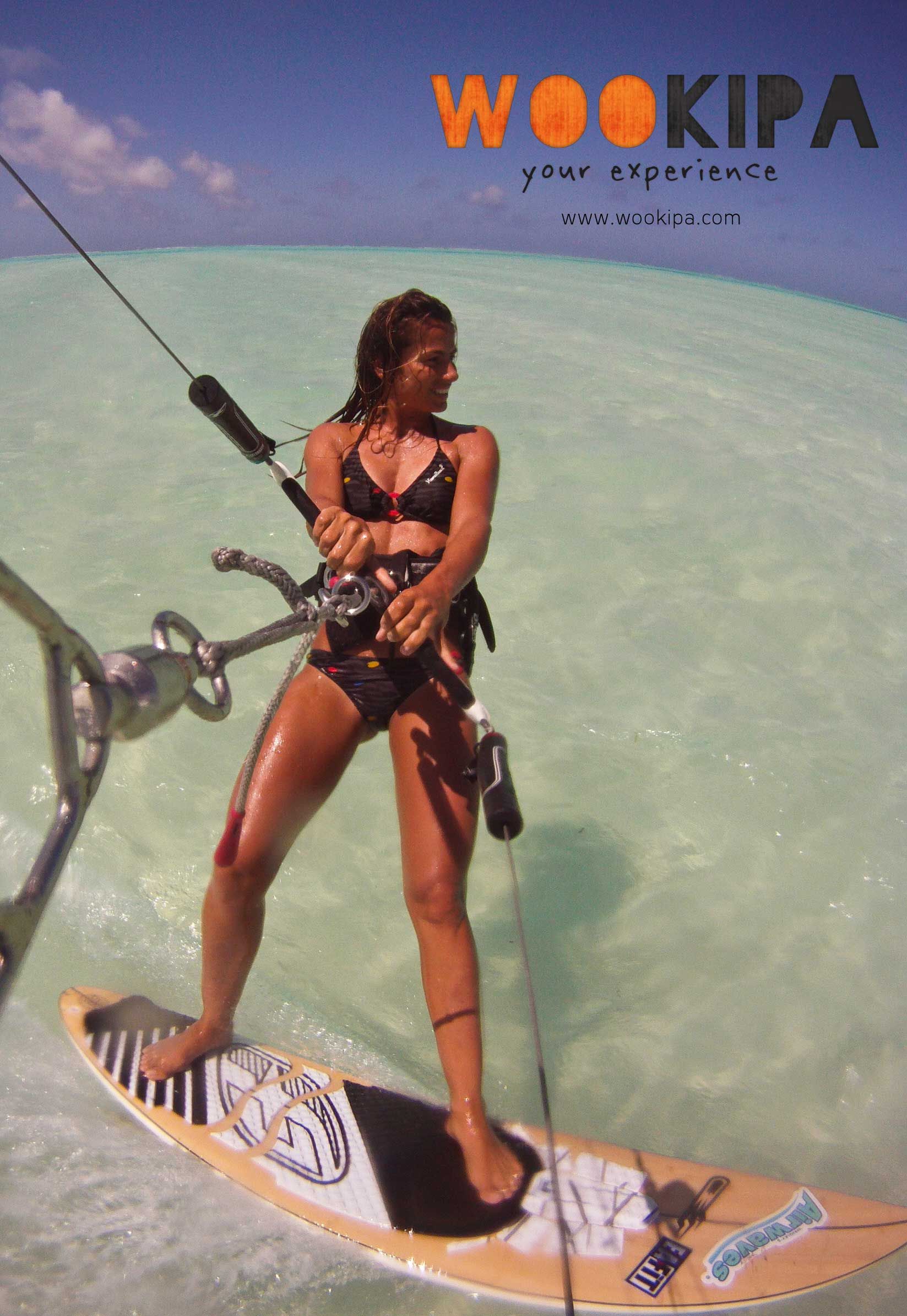 Charlotte Consorti, double championne du monde et recordwoman de vitesse en kitesurf. La femme la plus rapide du monde sur l’eau à la voile (50,43 noeuds-93km/h). Marraine de Wookipa ! www.wookipa.com Sup Surf, Kiteboarding, Sporty Girls, Kick Ass, Skate, Skiing, Charlotte, Hobby, Wonder Woman