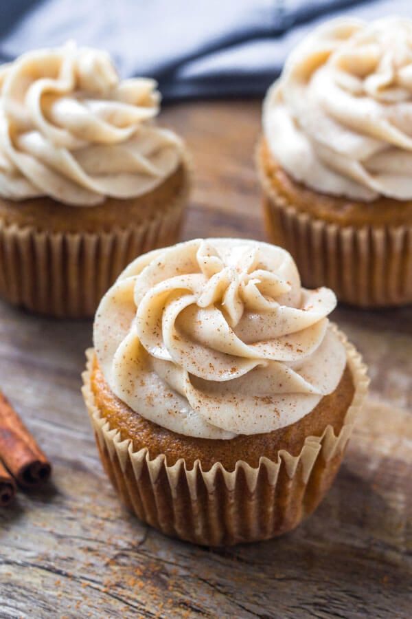 Pumpkin Cupcakes with Cinnamon Cream Cheese Frosting #pumpkinspicecupcakes