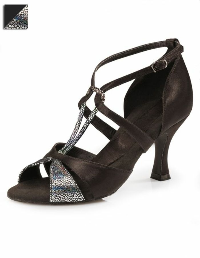 chaussures danses Capezio bicolores motif noeud bicolore devant sublimant le pied Latin Dance Shoes, Dancing Shoes, Salsa Shoes, Ballroom Dance Shoes, Capezio, Glitz And Glam, Black Satin, Dance Wear, Dress Shoes