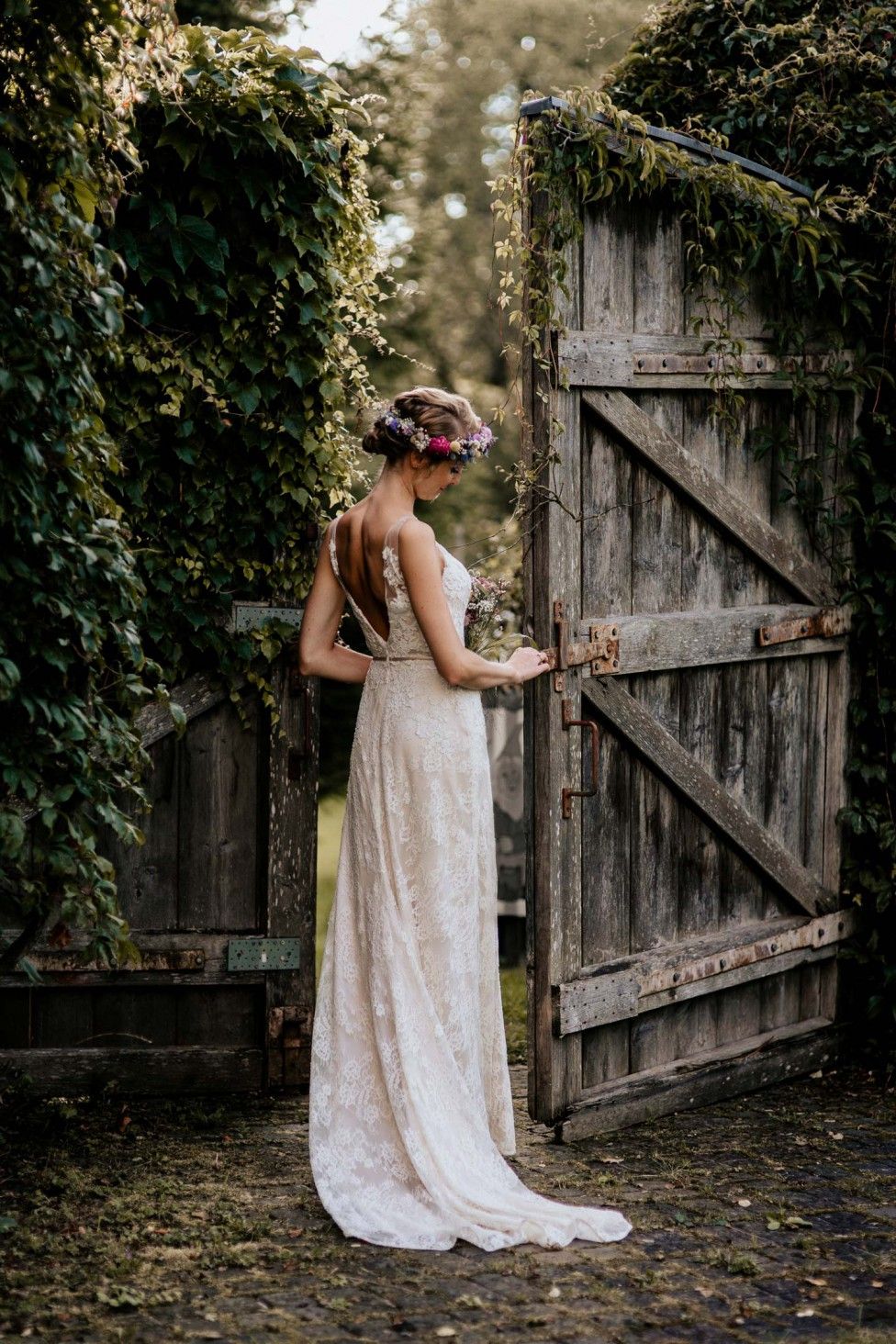 Sommerhochzeit im Bohostil unter freiem Himmel | repinned by @hosenschnecke♡ Boho Photography, Wedding Photography Packages, Wedding Photography Inspiration, Wedding Inspiration, Wedding Photo Books, Funny Wedding Photos, Cheap Wedding Dress, Boho Wedding Dress, Wedding Dresses