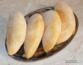 intr-o fata de masa, ca sa devina mai moi si mai pufoase, dupa care se pot servi calde sau reci, fiind la fel de bune si gustoase. Branzoaice de post cu ceapa spanac si ciuperci, un Sweets Recipes, Vegan Recipes, Veggie Egg Cups, Pizza Pie, Quiche, Sweet Potato, Bun, Bread, Vegetables