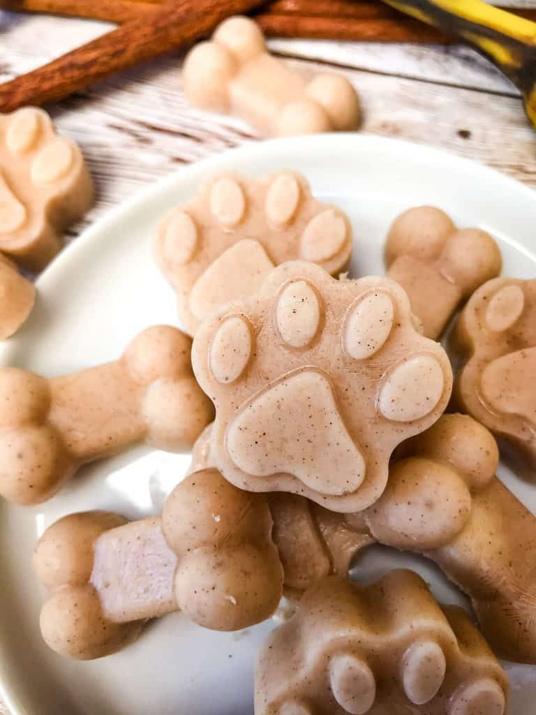 Healthy Dog Treats Homemade, Easy Dog Treats, Dog Treat Recipes, Doggie Treats, Frozen Dog Treats, Frozen Treat, Frozen Banana, Frozen Yogurt, Real Ingredients