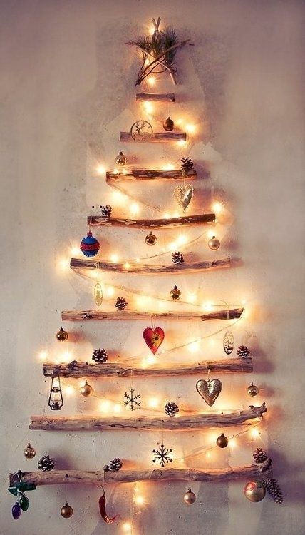 De een houdt van uitbundige versiering, de ander voelt met een paar simpele details de kerstspirit al. In dit artikel vind je wat ideeën voor de decoratie. Noel Christmas, Christmas Is Coming, All Things Christmas, Winter Christmas, Rustic Christmas, Natural Christmas, Beautiful Christmas, Unique Christmas, Christmas Lights