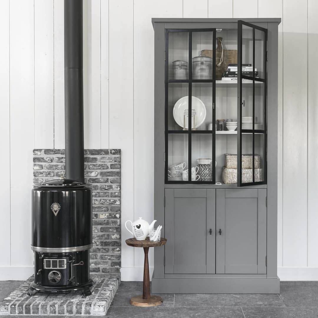 Vitrinekast Cascade is een klassieker in een nieuw jasje. Wat vind jij van deze stoere kast? #DeTroubadour #SoTrue #Amstelveen #meubels Milk Paint, China Cabinet, New Homes, Furniture, Instagram, Home Decor, Polish, Decoration Home, Vitreous Enamel