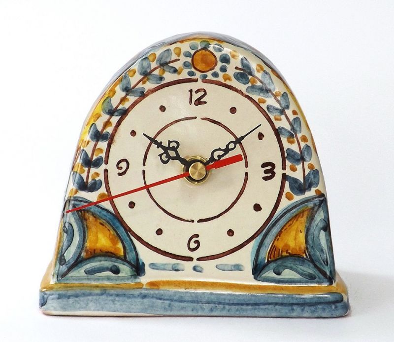 Orologio da tavolo realizzato a mano in ceramica e decorato Orologio da tavolo realizzato a mano in ceramica e decorato