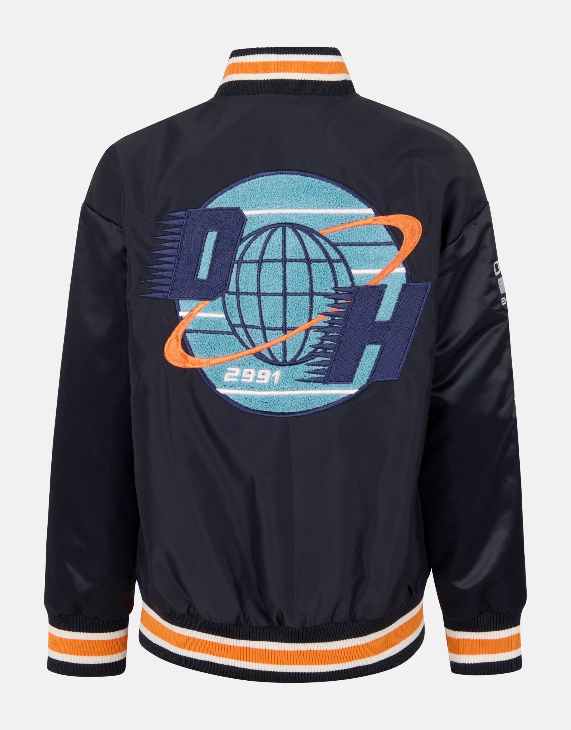 De Patch Bomber heeft lange mouwen, een drukknoopsluiting, steekzakken en een regular fit. Het item wordt gekenmerkt door de donkerblauwe kleur met patches op de mouwen, grote artwork op de achterzijde en oranje details. De bomber is 100% zijn favoriet, die moet je dit jaar in je kast hebben hangen, als je het Dylan vraagt. Draag het samen met een sweater en een stoere broek voor de ultieme space vibe. Motorcycle Jacket, Patches, Navy, Boys, Sweatshirts, Sweaters, Jackets, Products, Fashion