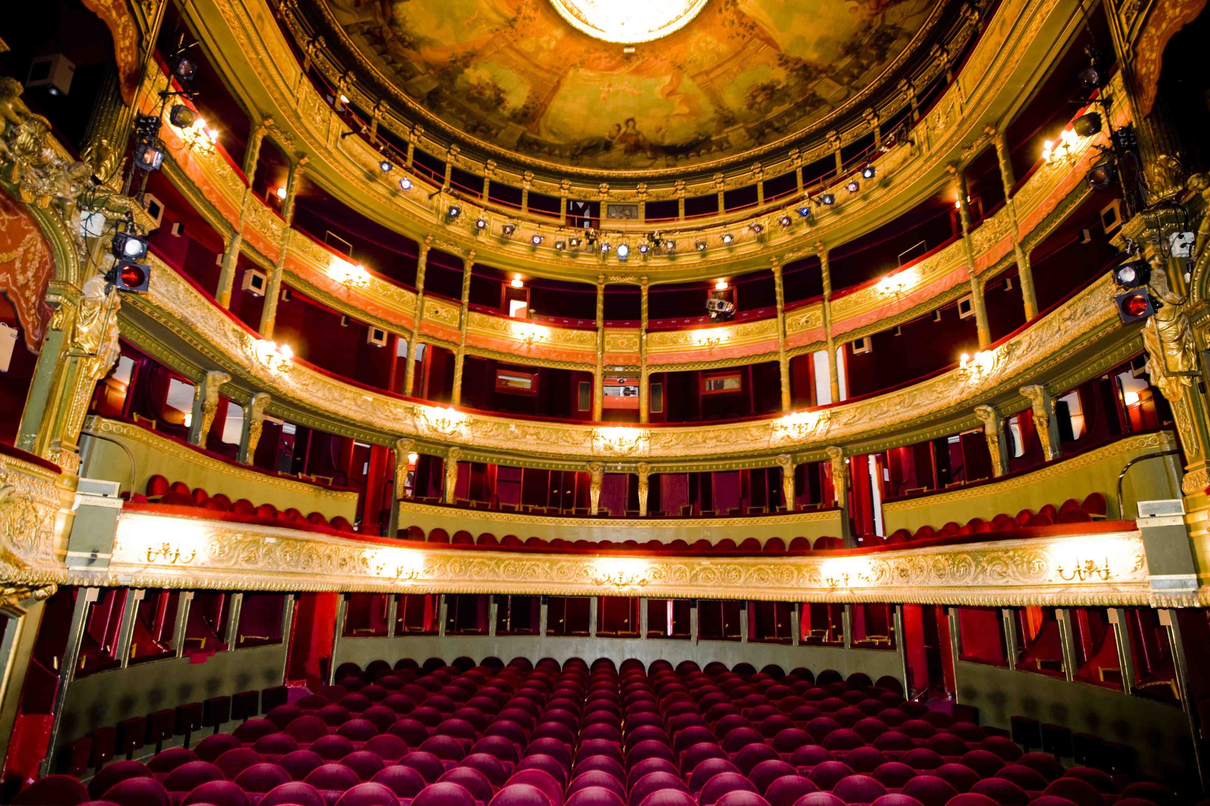 Le théâtre du Gymnase Marie-Bell est un théâtre parisien comportant 800 places, situé au 38, boulevard Bonne-Nouvelle dans le 10e arrondissement. Le théâtre dispose de deux autres petites salles : le studio Marie-Bell (90 places) et le Petit-Gymnase (160 places). Le théâtre est inscrit monument historique depuis le 1er février 1994. Arrondissement, Auditorium, Concert Hall, Place, Opera House, Studio, Expos, Concerts, Paris France