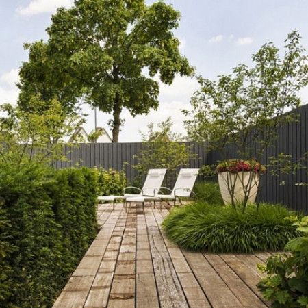 Een groen dak heeft voordelen voor isolatie en voor het milieu. Je kunt een groen dak zelf aanleggen met dit stappenplan. Outdoor Spaces, Outdoor Living, Outdoor Decor, Wooden Flooring, Sidewalk, Deck, Plants, Om, Courtyards