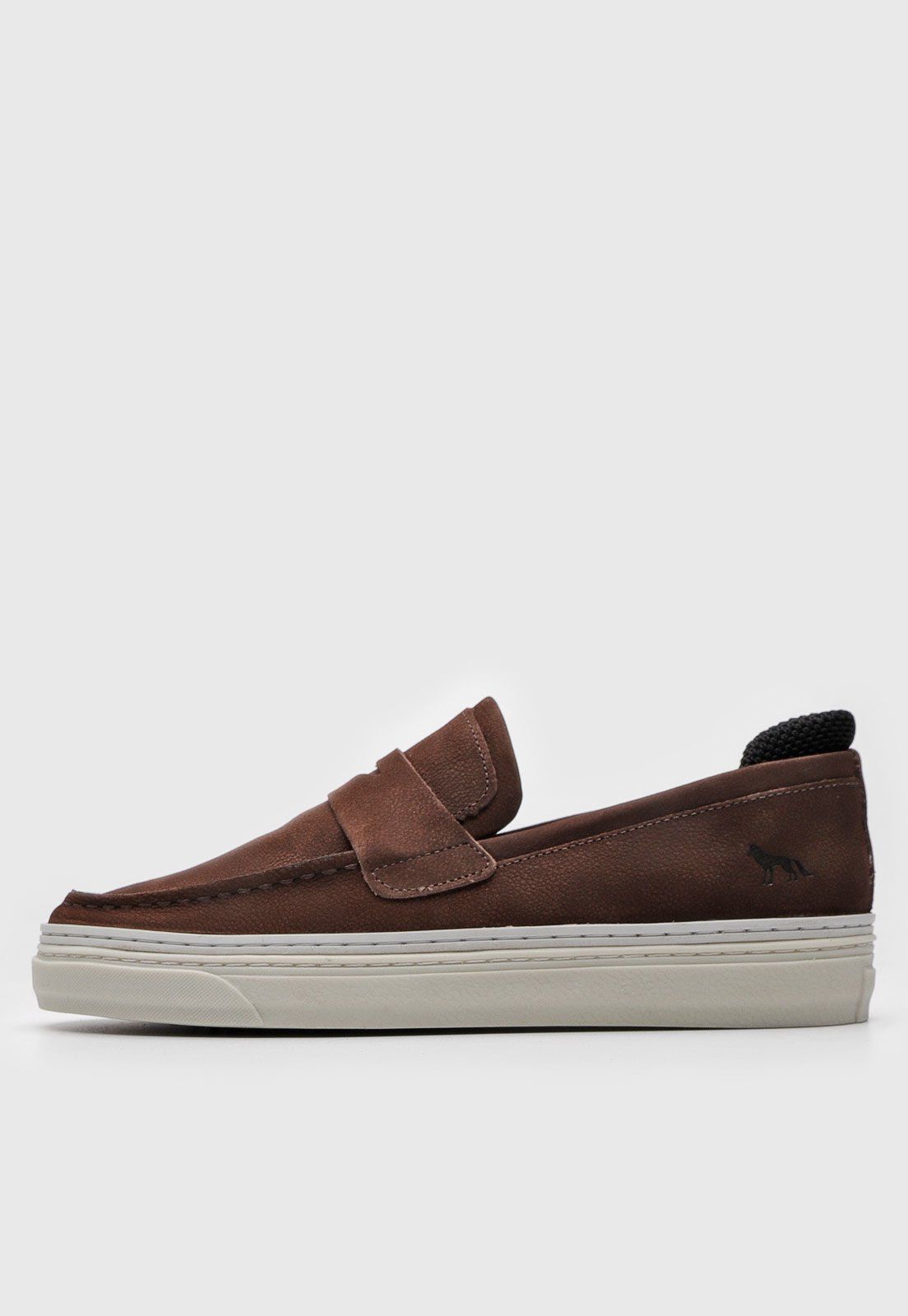 Slip On Acostamento Recortes MarromBico: RedondoCaracterísticas: Possui detalhe frontal de ponto celeiroVERSÁTIL E Confortável: O Slip On é uma peça moderna, prática e universal. Surgiu nos anos 80 como um híbrido de mocassins e tênis, abraçando looks que vão do casual, despojado ao estiloso e formal Sempre com uma modelagem sem fechos, ganhando diferentes detalhes, solados e estampas cheios de identidade ao longo dos anos. Se mantendo um clássico, é um dos queridinhos entre os guarda-roupas icô Mocassins, Slip On Sneaker, Loafers, Formal, Sneakers, Casual, Products, Fashion, Shoemaking