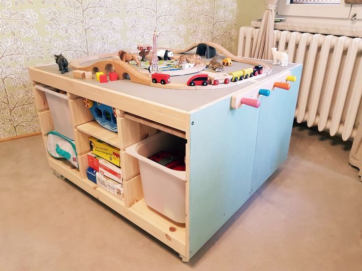 Auf der Suche nach mehr Stauraum und Ordnung im Kinderzimmer, bin ich auf die Tr...