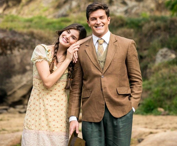 Camila Queiroz e Klebber Toledo vivem Mafalda e Romeu em 'Êta mundo bom' (Foto: Inácio Moraes/Gshow) Inspirational Speeches, Laugh A Lot, Telenovelas, Youtube Videos, Tv Series, Movie Tv, Favorite Movies, Suit Jacket, Couple Photos