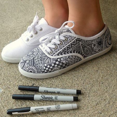 Weiße Schuhe mit schwarzem Muster angemalt | Schuhkunst, Do Werbung Schuh Turnschuhe Kreativität Poster Sportschuhe