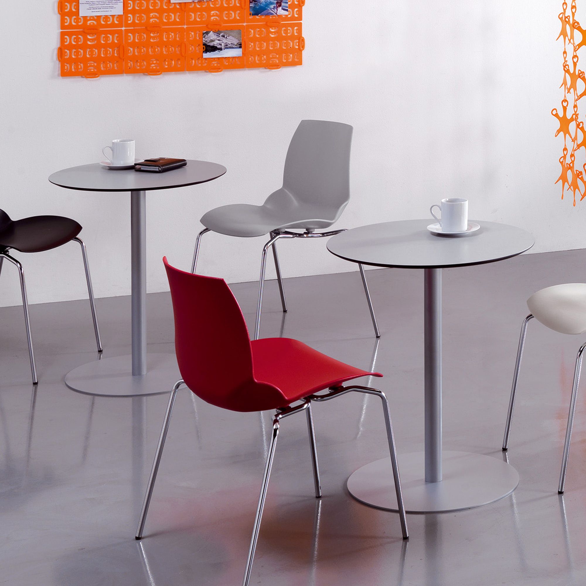 Tavolino per aree break aziendali con piano in laminato stratificato HPL GRIGIO, OPPURE BIANCO e struttura in acciaio verniciato con polveri epossidiche, con eventuale predisposizione per il fissaggio a terra. Terra, Dining Table, Furniture, Home Decor, Decoration Home, Room Decor, Dinner Table, Home Furnishings, Dining Room Table