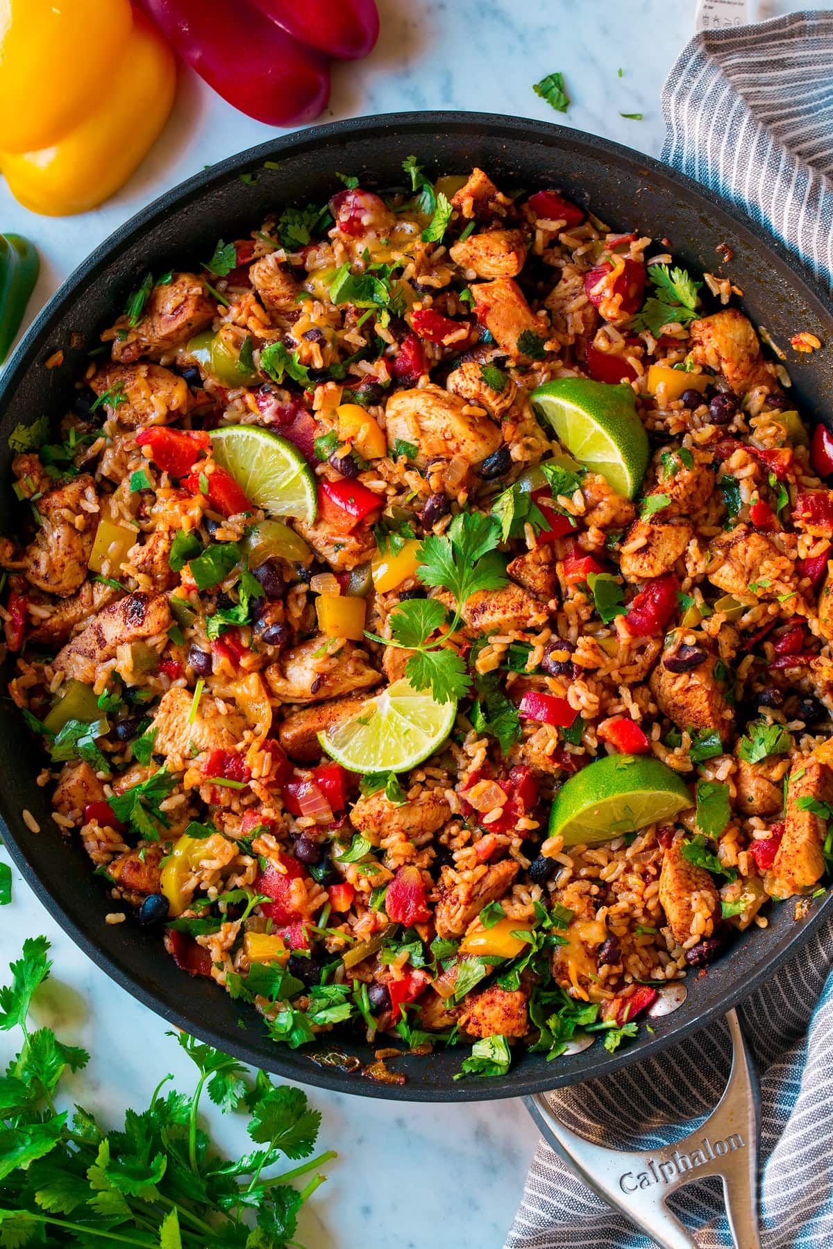 Easy Chicken Fajita Rice Bowl made in ONE PAN! It's a simple chicken, black bean and rice Tex-Mex style dish that's brimming with well seasoned, fresh Fiesta Rice Recipe, Fajita Bowl Recipe, Chicken Fajita Bowl, Easy Chicken Fajitas, Chicken Rice Bowls, Fajita Bowls, Cilantro Lime Chicken, Chicken Kebab, Pan Chicken