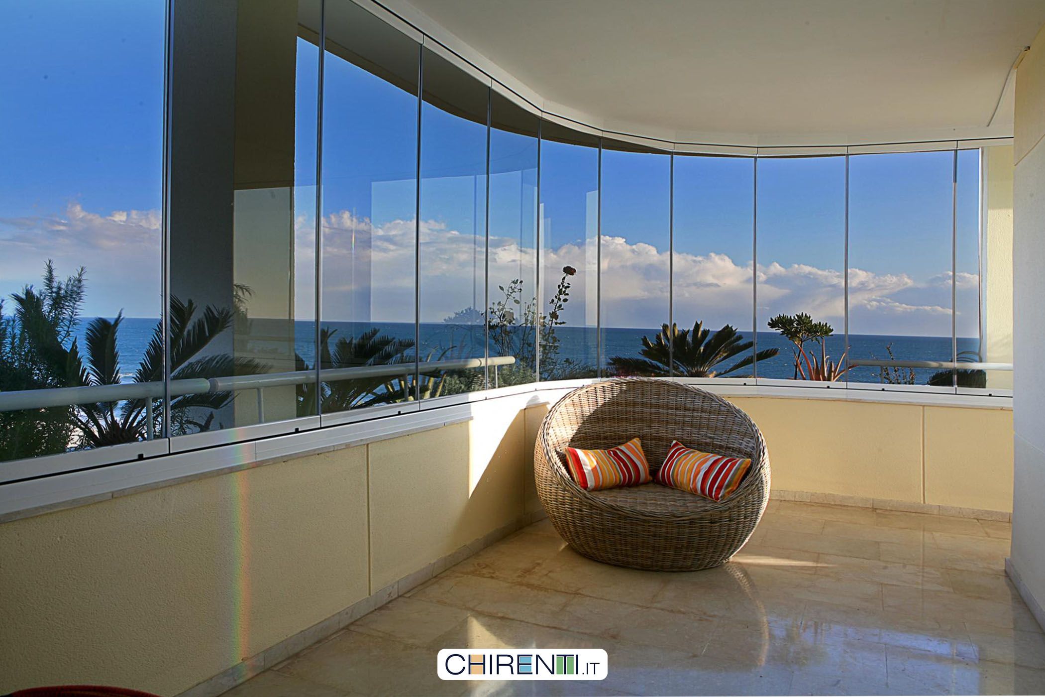 Una panoramica bellissima da un balcone chiuso con delle vetrate ... Balcone chiuso da vetrate