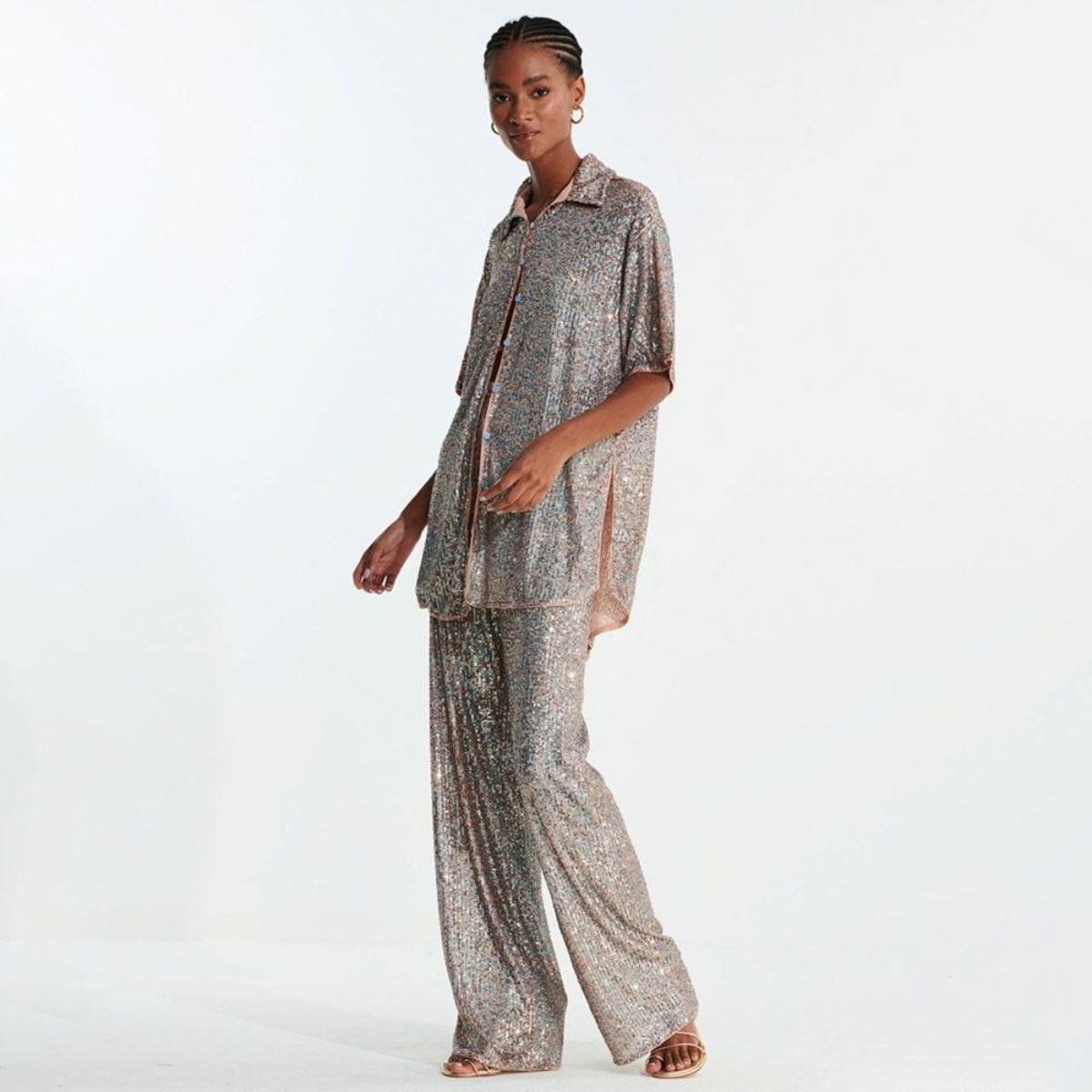 Calça Wide Paetê Maldivas L CecciCalça feminina da marca L Cecci, apresenta shape reto e modelagem wide. A peça possui tecido paetê.CaracterísticasComposição: Corpo, 97% Poliéster, 3% Elastano, Forro, 95% Viscose, 5% Elastano Camisa Oversized, Kimono Top, Women's Top, Products, Fashion, The Maldives, Middle, Women's, Moda