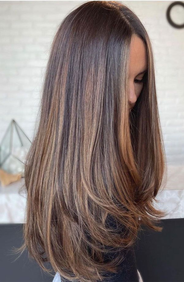 beautiful golden brown hair, layered hair cut with curtain bangs, hair color trends 2022, brunette hair color ideas, golden brown highlights Natural Brown Hair, Honey Brown Hair, Short Brown Hair, Long Hair Cuts, Golden Dark Brown Hair, Rich Brown Hair, Dark Hair With Highlights, Hair Color Dark, Brown Hair Colors