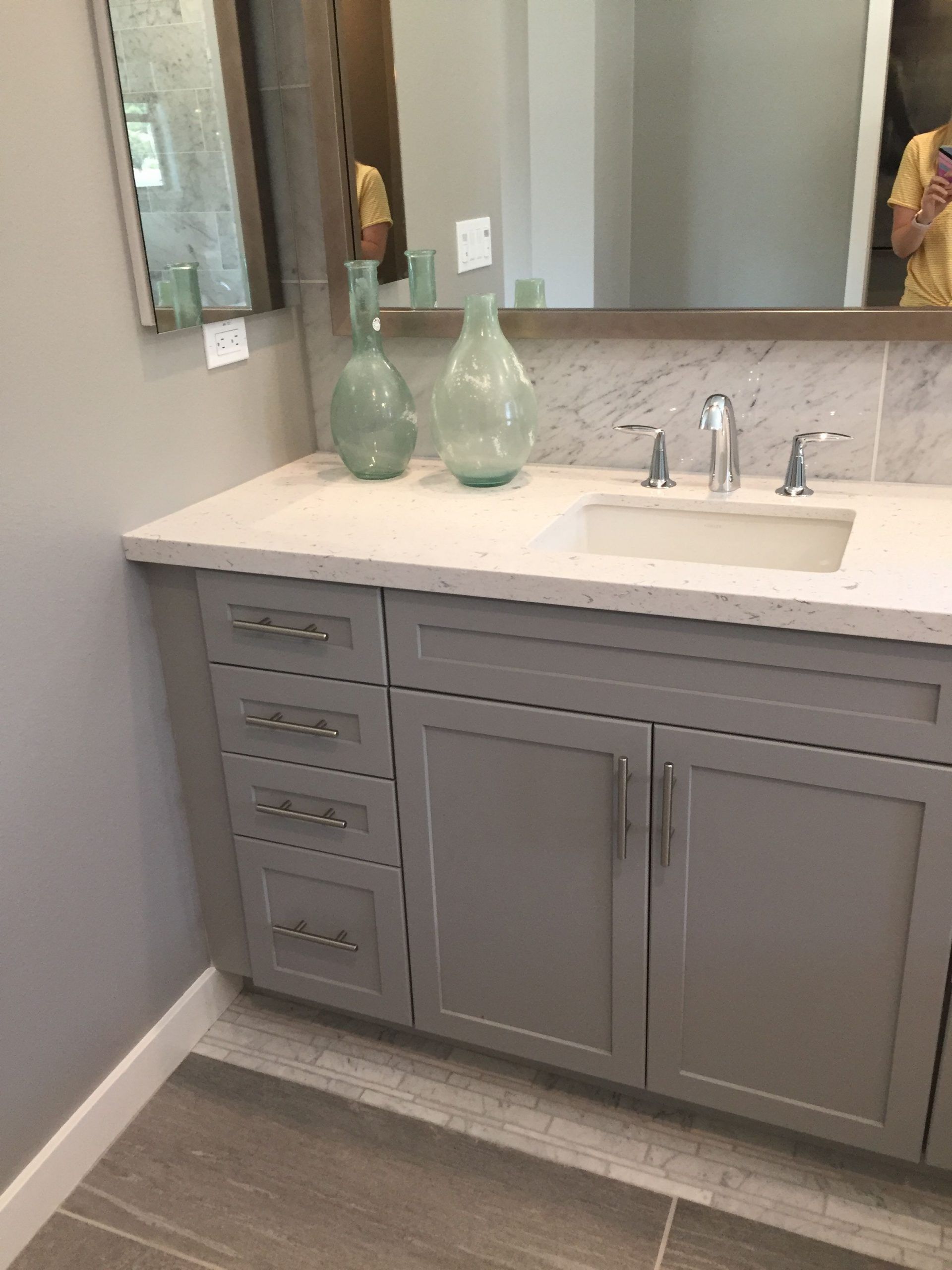Arbeitsplatten Aufbewahren Mit Thekenlack Kit Weiss Streichen Schrankturen Mit Arbeitsplatten Aufbew In 2020 Bathroom Decor Cabinet Doors Bathroom Remodel Shower