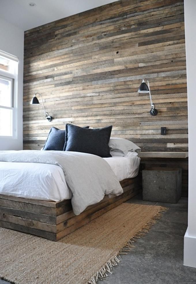 Slaapkamer met betonvloer met sisalkleed en houten achterwand en ... Slaapkamer met betonvloer met sisalkleed en houten achterwand en ...