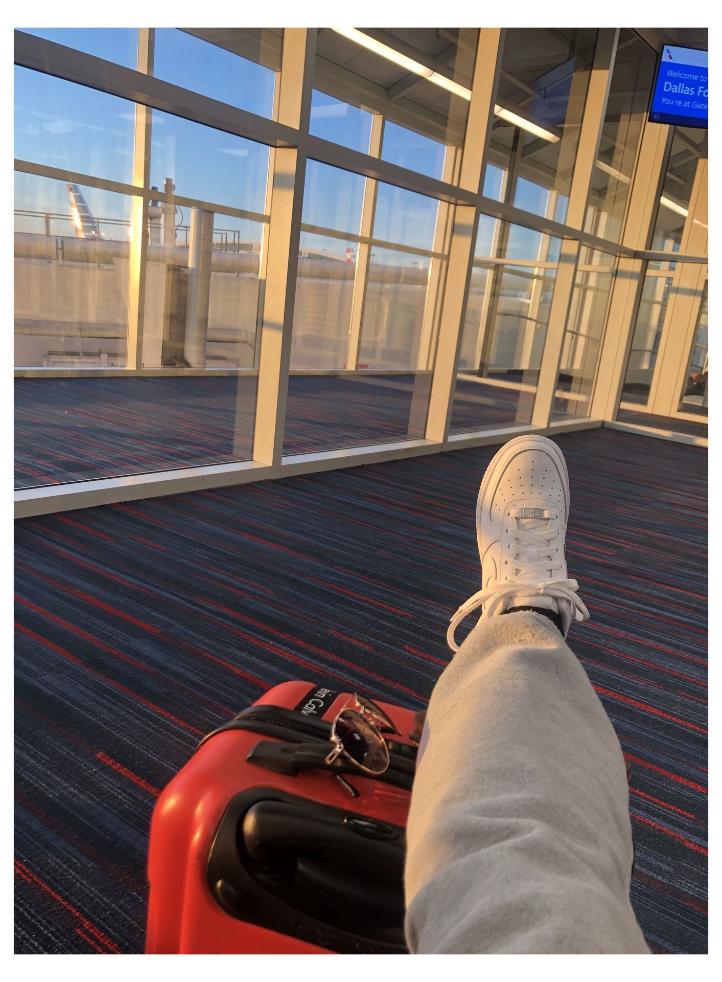 Siz: Nasıl arkadaşsın ulan sen? Siz: bir ceketini çaldım diye numara… #geçkızedebiyatı # Geç Kız Edebiyatı # amreading # books # wattpad Airport Luggage, Airport Travel, Travel Luggage, Airport Aesthetic, Travel Aesthetic, Aesthetic Fashion, Travel Pictures Poses, Travel Photos, Travel Goals