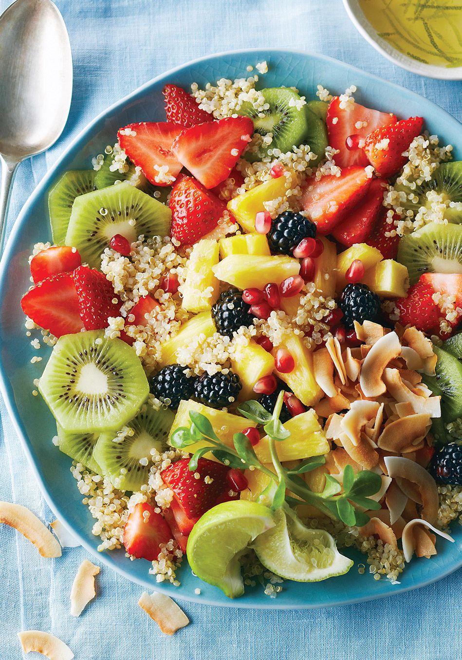 Toasted Coconut Fruit Salad with Quinoa and Pineapple-Lime Dressing Recipe Breakfast Brunch, Healthy Breakfast, Healthy Snacks, Breakfast Recipes, Healthy Recipes, Breakfast Ideas, Brunch Ideas, Diy Pergola, Sport Food