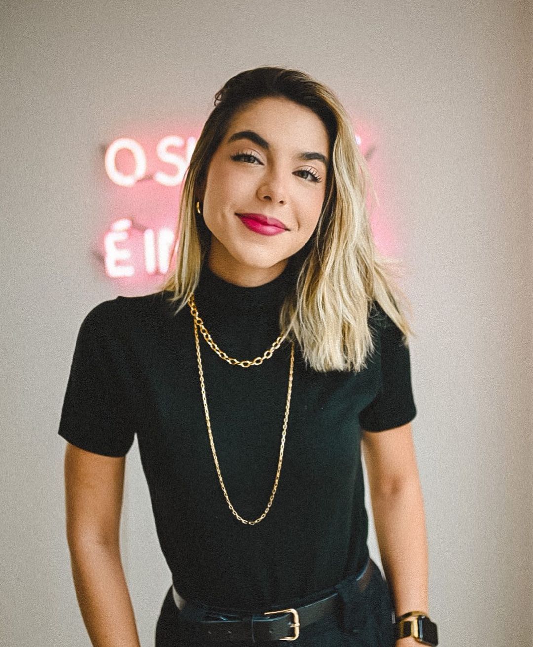 Duda Vieira | Mkt on Instagram: “Hoje, 3 meses exatos depois do dia que me despedi 100% da advocacia, revisitei o antigo escritório e os antigos chefes. À época, pouco…” Business Women, Branding, Marca Personal, V Neck, T Shirts For Women, Instagram, Women's Top, Fashion, Scallops