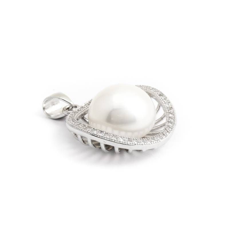 Zeer chique kettinghanger met een grote zoetwaterparel. De witte parel is ca. 10 mm groot en omlijst met zirkonia op golvend zilverwerk. Pearl Jewelry, Aurora, Engagement Rings, Groot, Fashion, Shabby Chic, Enagement Rings, Moda, Wedding Rings