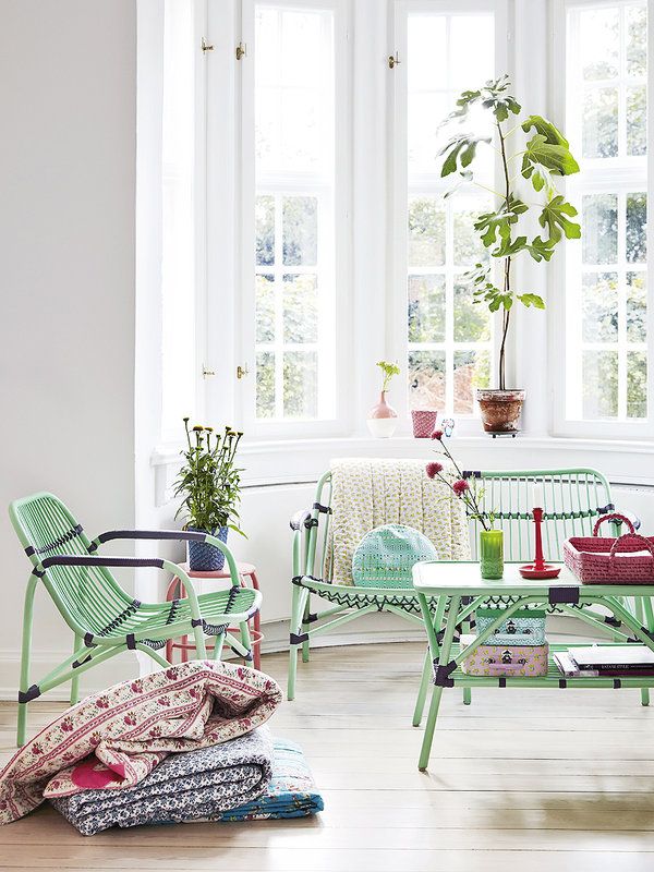 Los muebles de exterior se meten en casa: Todo son ventajas: ahorras espacio y, al estar en el interior, no necesitan un cuidado extra en invierno. Cane Furniture, Wicker Furniture, Sunroom Furniture, Wicker Couch, Wicker Headboard, Wicker Bedroom, Rattan Chairs, Green Furniture, Wicker Table