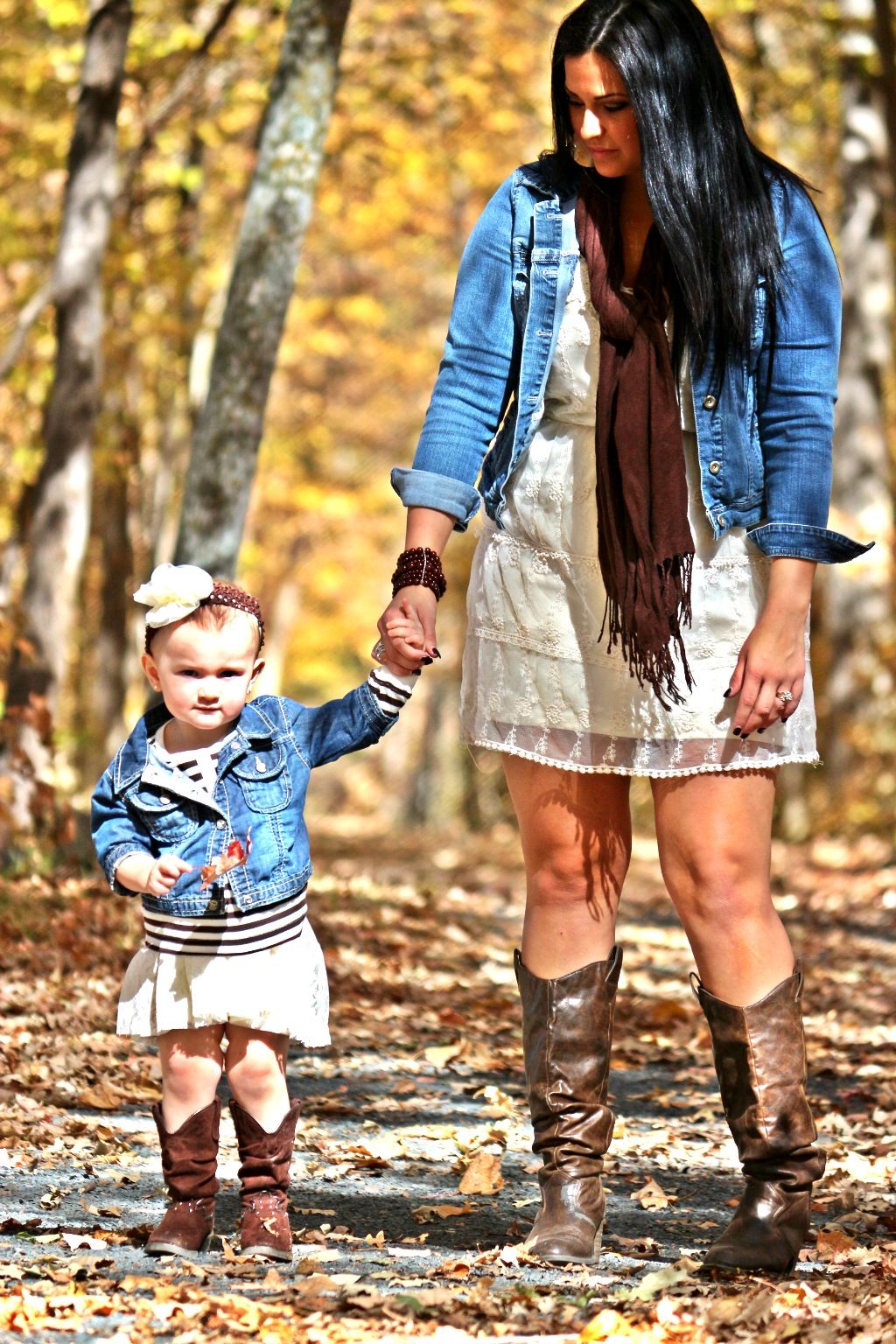 Pin by BeautifullyLexus on Picture Ideas Fall picture outfits, Mommy daughter pictures, Mother