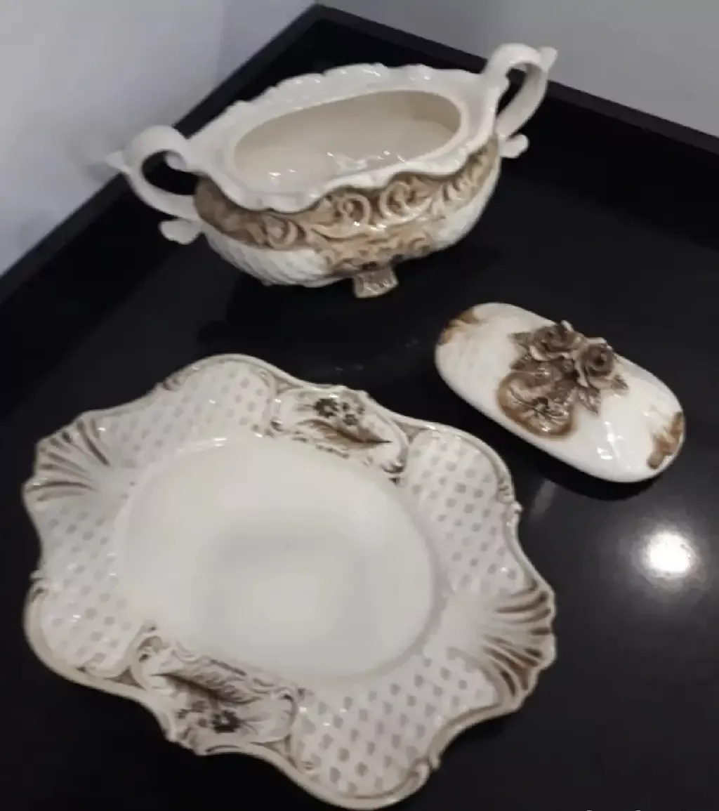Antigua sopera de Manises, casa viuda de Miguel Hernández Cortés. Perfecto estado de conservación. El lote consta de sopera con tapa y bandeja inferior. Las medidas aproximadas en el borde de la sopera son de 10×22. Preciosa y elegante. Tapas, Sugar Bowl Set, Decorative Plates, Home Decor, Products, Soup Bowls, Trays, Porcelain Ceramics, Antigua