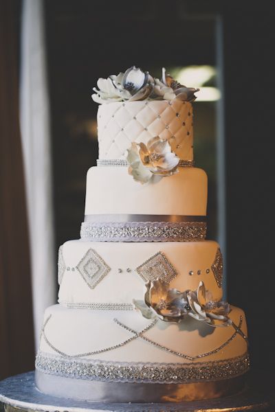 Beyond elegance. This wedding cake adds glamour to any wedding with its sliver and crystal decoration Wedding Cake Quilted, White Wedding Cake, Beautiful Wedding Cakes, Beautiful Cakes, Amazing Cakes, Cake Wedding, White Cake, Glitzy Wedding, Gatsby Wedding