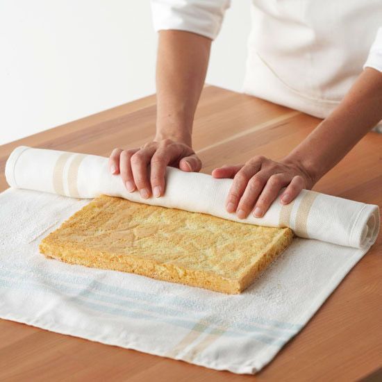 Although elegantly spiraled cake rolls might look hard to make, they're wonderfully easy to whip up in just a few steps. Cakes To Make, How To Make Cake, Food Cakes, Cupcake Cakes, Elegante Desserts, Swiss Roll Cakes, Jelly Roll Cakes, Swiss Cake, Chocolate Roll Cake