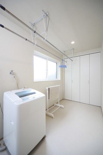 水回りのそばに配置したユーティリティー 洗濯機からすぐに洗濯物が干せるほか 収納棚にいろいろな物がしまっておけ 毎日の家事がはかどる 家 ランドリールーム 洗濯室 水回りのそばに配置したユーティリティー 洗濯機からすぐに洗濯物が干せるほか 収納棚にいろいろな物がしまっておけ 毎日の家事がはかどる 家 ランドリールーム 洗濯室