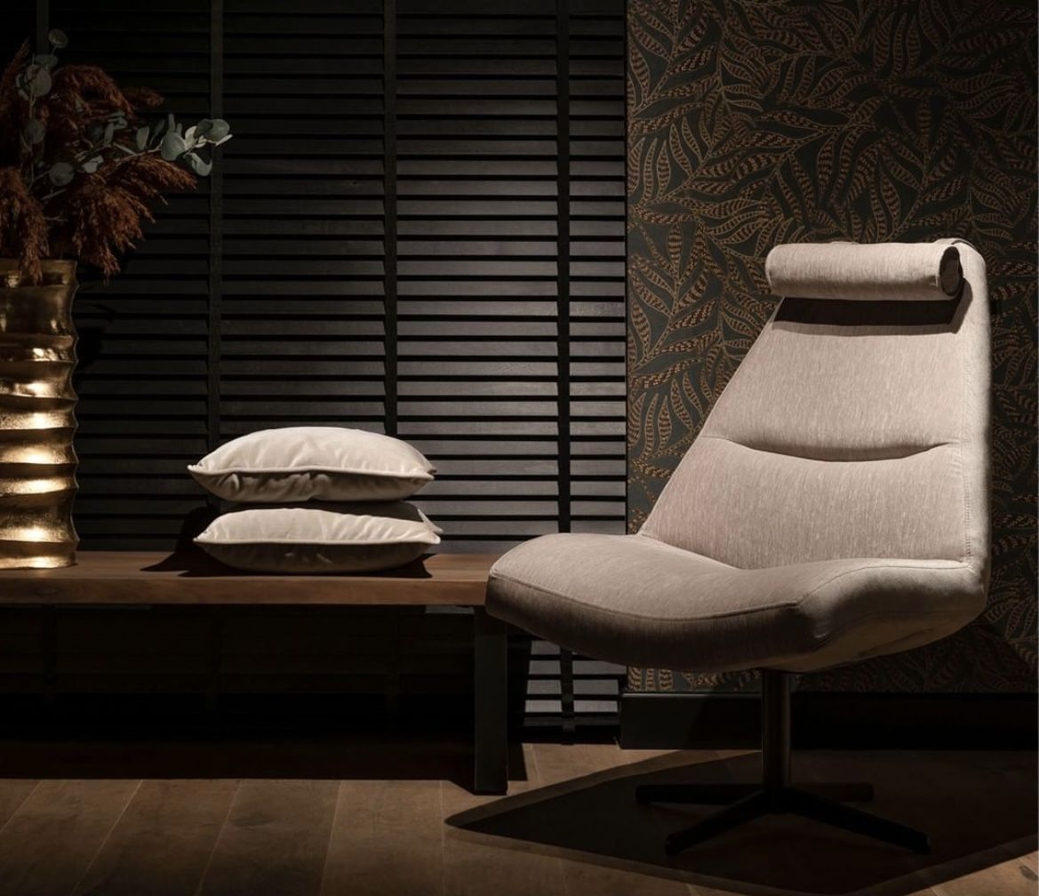 Lenn fauteuil! Ben jij opzoek naar stijlvolle draai fauteuil, meg ijzeren poot. Dan is dit plaatje echt iets voor jou. Verkrijgbaar in meer dan 200 stoffen. En je kunt hem komen bewonderen in onze winkel. Tot snel de koffie staat klaar❤️ Floor Chair, Flooring, Furniture, Home Decor, Decoration Home, Room Decor, Wood Flooring, Home Furnishings, Home Interior Design