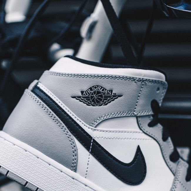 Air Jordan 1 Mid Light Smoke Grey | Chaussures de sport mode ... Air Jordan 1 Mid Light Smoke Grey | Chaussures de sport mode ...