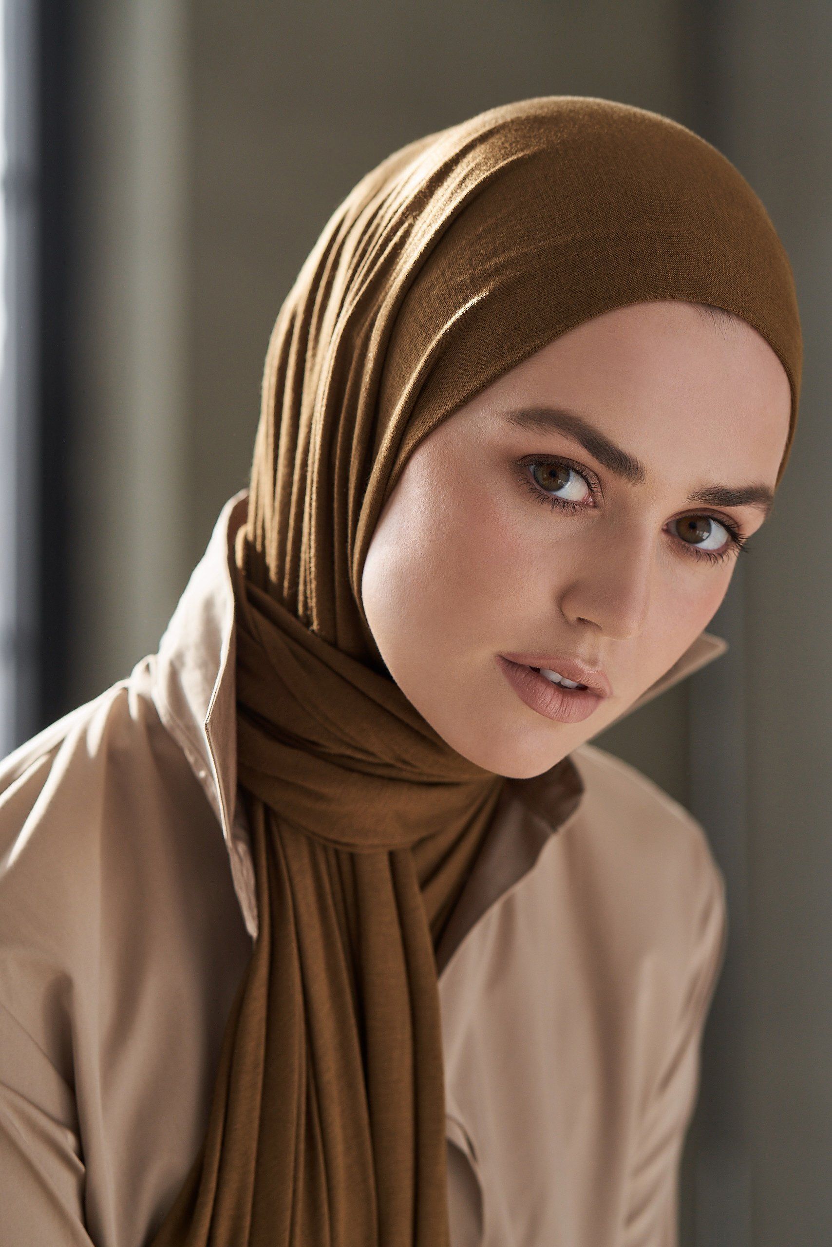 Not your ordinary jersey hijab. Our cult-favorite premium jersey is super-soft, effortless and made to last. It comes in a rich brown hue with a touch of olive and gold that's oh-so-unique yet incredibly versatile. Say hello to your new go-to. Arab Girls Hijab, Girl Hijab, Muslim Girls, Muslim Women, Mode Turban, Hijab Style Tutorial, Jersey Hijab, Womens Black Booties, Fashion Photography Poses