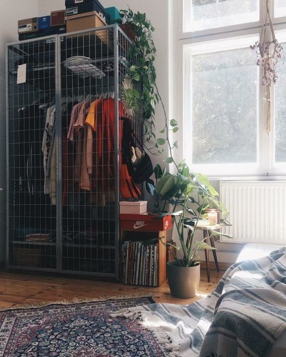 armario improvisado con jaula de metal en tono gris dentro de una habitación para chicas Room Inspo, Dorm Room Diy, Aesthetic Rooms, Home And Deco, Dream Rooms, New Room, House Rooms, Apartment Decor, Diy Dorm Room