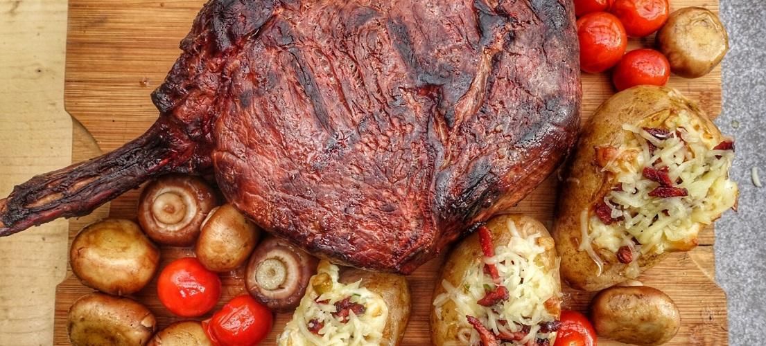 Tomahawk steak van Grillfun | Bbq recepten, Voedsel ideeën, Bbq T bone steak van de BBQ Grillfun