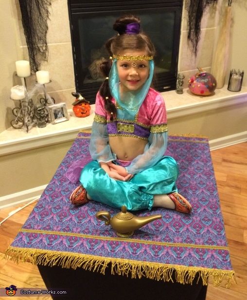 Audrey: Who wouldn't want to go on a magic carpet ride?! When my 5 year old daughter, Sophie, told me she wanted to be a genie, I knew I had to... Genie Costume, Aladdin Costume, Jasmine Costume, Costume Works, Aladdin Musical, Aladdin Party, Halloween Costume Contest, Halloween Costumes For Kids, Halloween 2019