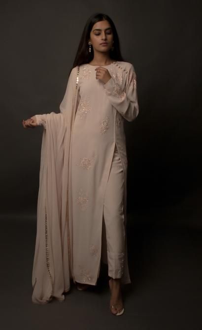 Pakistani Dress Design, Pakistani Outfits, Indian Outfits, Pakistani Suits With Pants, Indian Attire, Pakistani Suits Party Wear, Indian Suits Punjabi, Pakistani Kurti Designs, Kurtis Indian