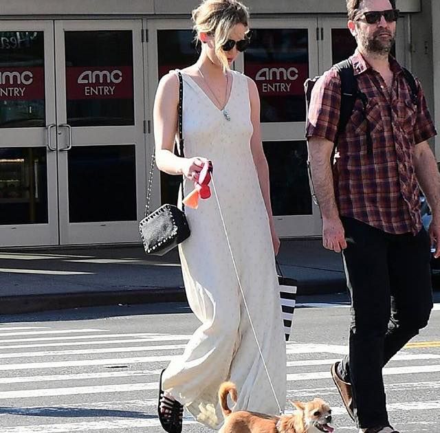 Jennifer was seen with her dog Pippi in New York 17/05/17