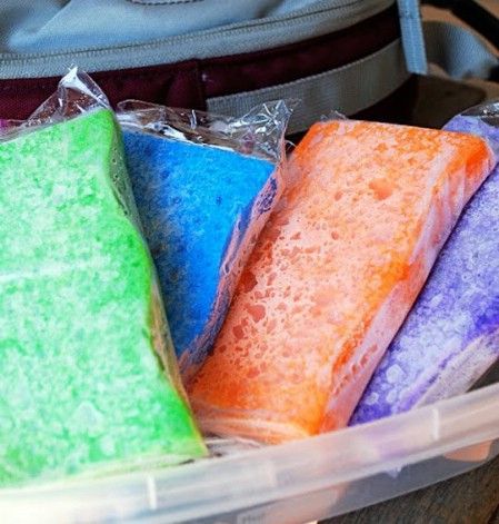 Make a Cheap Ice Pack... and they freeze nice and flat (don't warp or bubble up like the hard ones do) Serious Eats, Dollar Store Hacks, Dollar Stores, Simple Life Hacks, Simple Tricks, Diy Ice Pack, Nutella, Smoothies, Kitchen Sponge