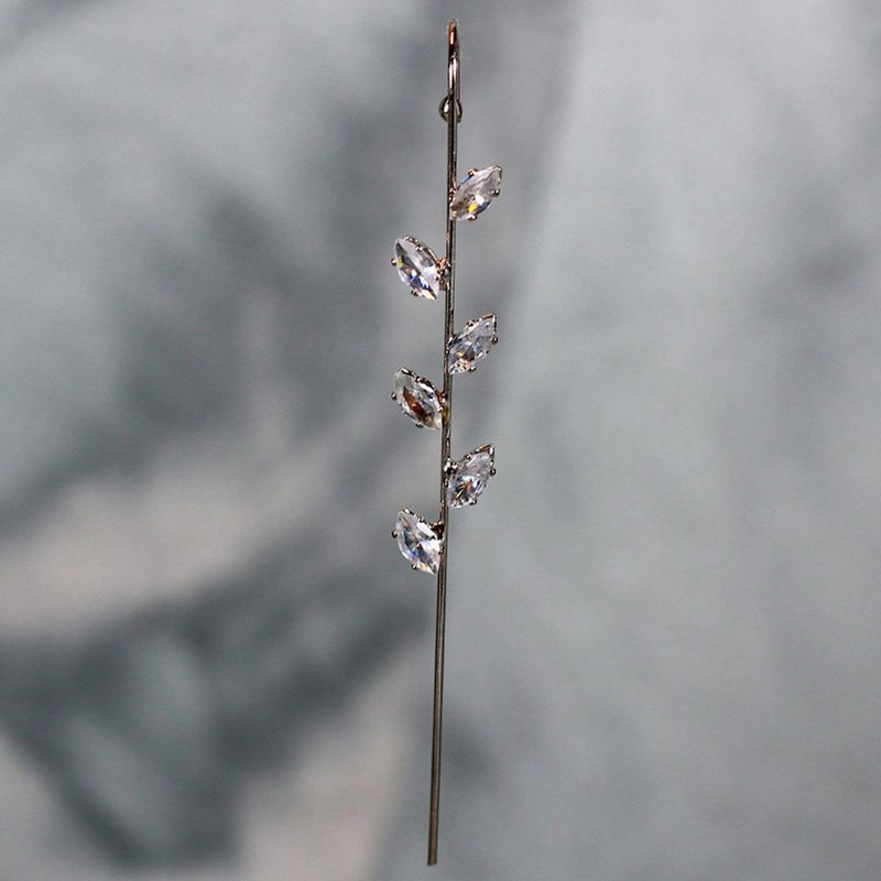 Piercing Transversal Folhas Ródio Branco - Weigenannt Semijoias Dandelion, Piercings, Point Light, Ear, Leaves, Crystals, Peircings, Piercing, Dandelions