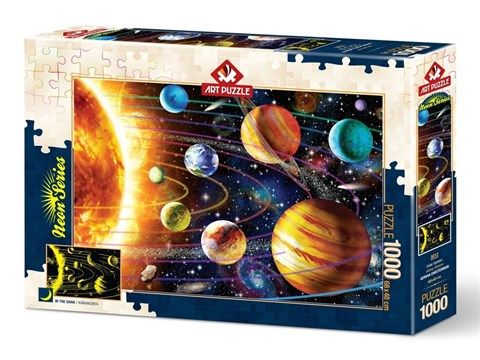 Marka : Art PuzzleÜrün Kodu : 5012Barkod No : 8682450140127Parça Sayısı : 1000 Parça Neon PuzzleÜrün Ölçüsü : 68 x 48 cmÜrün Kutu Ölçüsü : 37 x 27 x 5.5 cmÜrün Ağırlığı : 1060 Gr.Önerilen Yaş Grubu : 15 Yaş ve Üzeri Puzzle Yapıştırıcı : Kutu içerisinde yokKayıp Parça Desteği : Üretici firma tarafından sağlanmaktadır.Üretim Yeri : Türkiye Açıklama : Art Puzzle 1000 parça neon puzzle parçalarındaki neon serpintileri gün boyu ışığı toplar ve topladığı ışığı karanlıkta yaymaya başlar.Gündüz ve Puzzle Art, Puzzle Pieces, Solar System, Home Art, 1000 Piece Jigsaw Puzzles, Piecings, Products, Solar System Crafts, Gadget