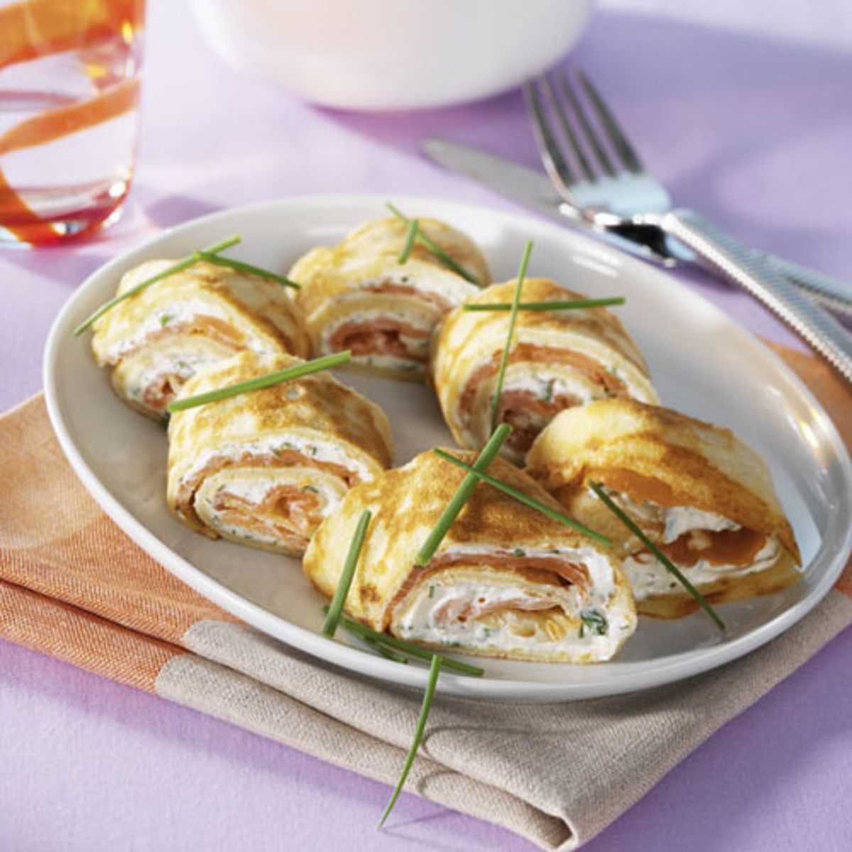 Komt er visite langs op Pannenkoekdag? Maak dan deze pannenkoek hapjes met roomkaas en gerookte zalm! Sushi, Shrimp, Pancakes, Chicken, Meat, Poffertjes, Food, Pizza, Drinks