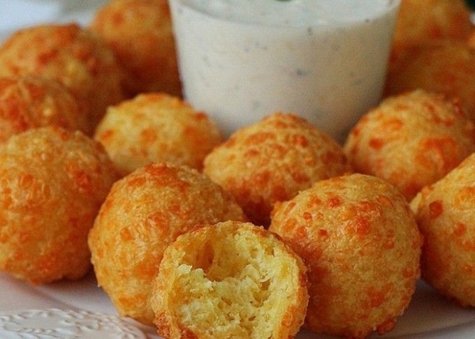 Párty sýrové bombičky ze 4 surovin - 300 g sýra, 8 lžic mouky, 1 práš do peč, 2 vejce. Pečem na pečícím papíře nebo smažíme na oleji EASY CHEESY Recipe Mix, Treat Recipe, Party Snacks, Party Food, Silvester Snacks, Tapas, Cooking And Baking, Cooking Recipes, Czech Recipes