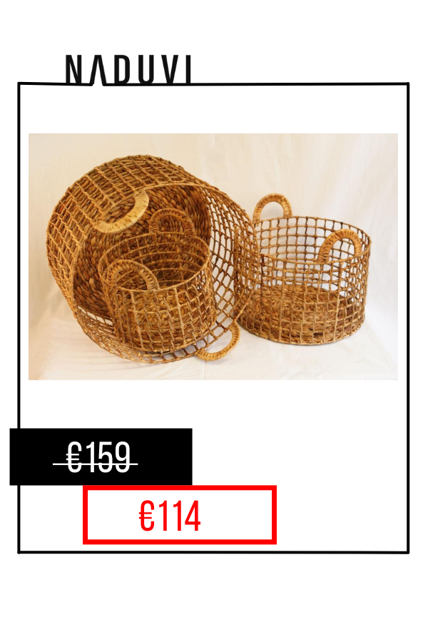 Diese durchbrochenen Körbe sind eine ideale Ergänzung für jedes Interieur. Als Aufbewahrungskorb oder legen Sie eine schöne große Pflanze hinein für einen besonderen Look! Dieses Set besteht aus 3 Körben. Die Körbe sind handgefertigt aus mit Wasserhyazinthe geflochtenem Eisendraht. Ein kunstvoller und mühsamer Prozess, aber das Ergebnis kann da sein!n
Über die Marke:
Fair & Fine stammt von Original Asia, einer Reiseorganisation, die sich auf individuelle, maßgeschneiderte Reisen spezialisi Boutique Hotels, Wicker Baskets, Straw Bag, Marke, Decor, Products, Luxury Villa, Basket, Handmade