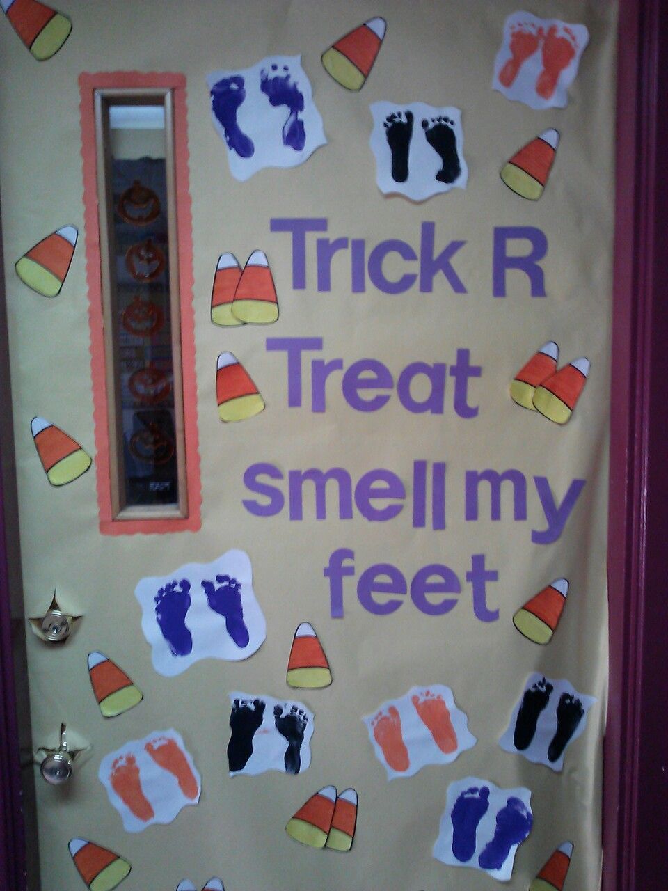 Fun Door Decor For Halloween In A Classroom Setting | Kindergarten #halloweenbulletinboards