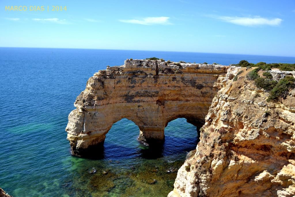 36 BEST places to Visit in Algarve Portugal + free map included! Algarve, Best Places In Portugal, Formations Rocheuses, Portugal Travel, Portugal Trip, Strand, Free Maps, Desert Island, Beaches In The World